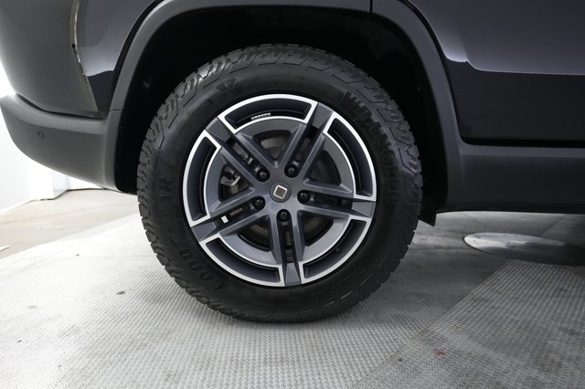 2025 Rivian R1S — photo 17 of 24