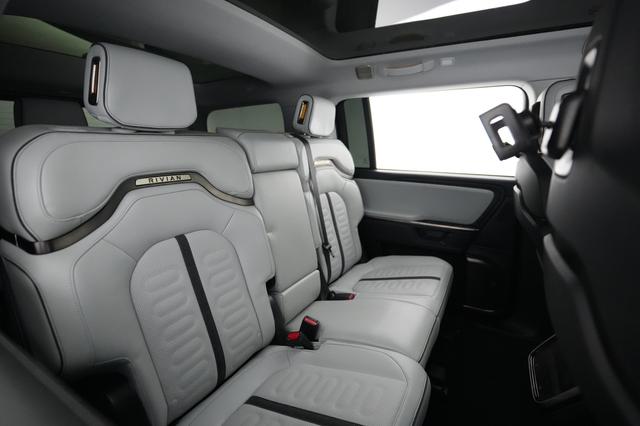 2025 Rivian R1S