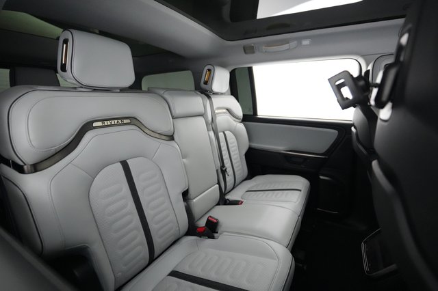 2025 Rivian R1S — photo 4 of 24