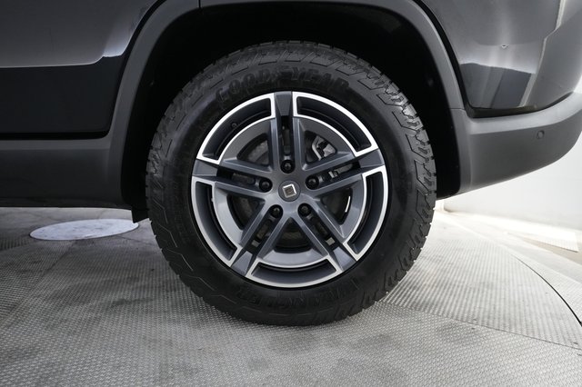2025 Rivian R1S — photo 7 of 24