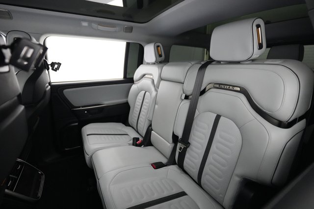 2025 Rivian R1S — photo 19 of 24
