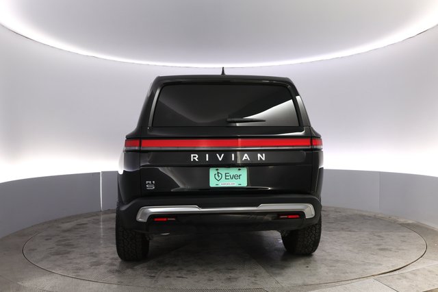2025 Rivian R1S — photo 12 of 24