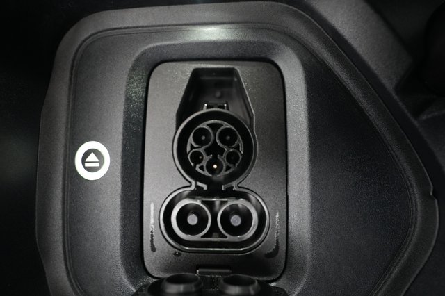 2025 Rivian R1S — photo 8 of 24