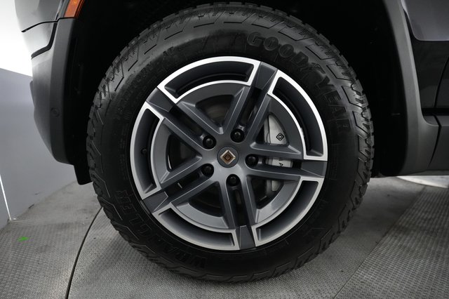 2025 Rivian R1S — photo 16 of 24