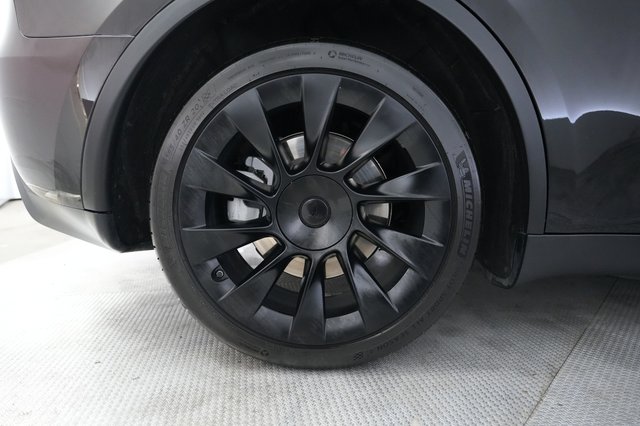 2023 Tesla Model Y — photo 17 of 24