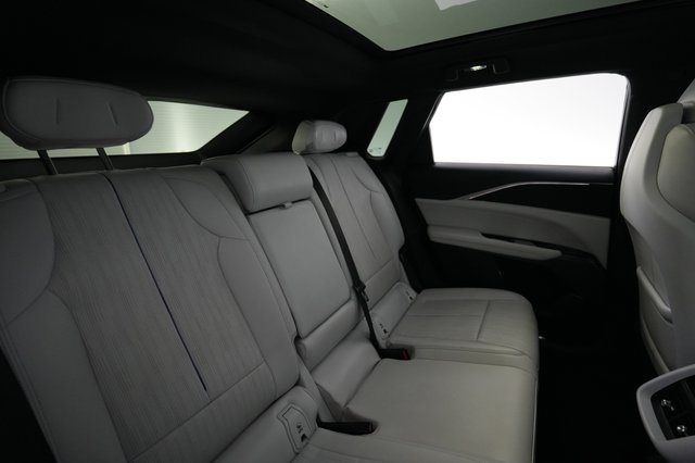 2024 Cadillac Lyriq — photo 4 of 21