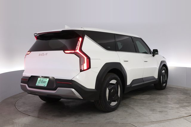 2024 Kia EV9 — photo 2 of 23