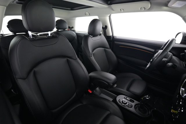 2023 MINI Cooper SE — photo 18 of 20