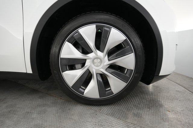 2024 Tesla Model Y — photo 16 of 21