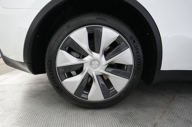 2024 Tesla Model Y — photo 17 of 21
