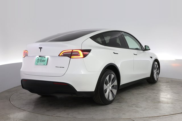 2024 Tesla Model Y — photo 2 of 21