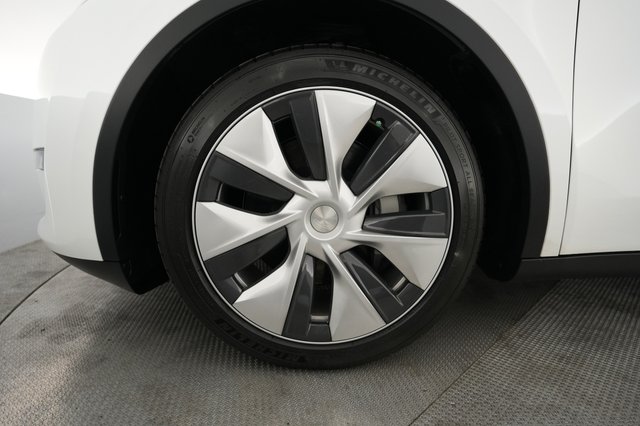 2024 Tesla Model Y — photo 15 of 21
