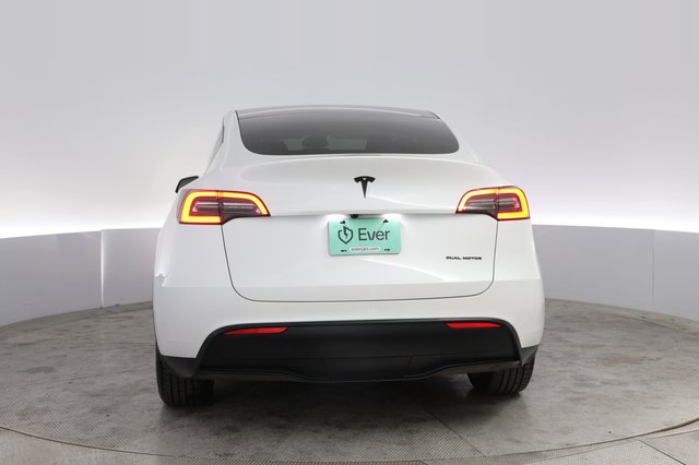 2024 Tesla Model Y — photo 12 of 21