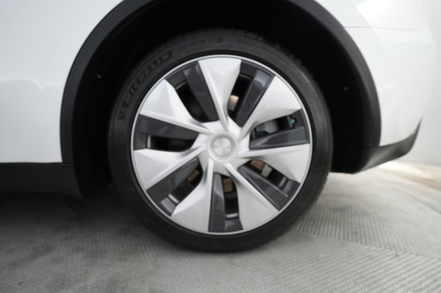 2024 Tesla Model Y — photo 7 of 21