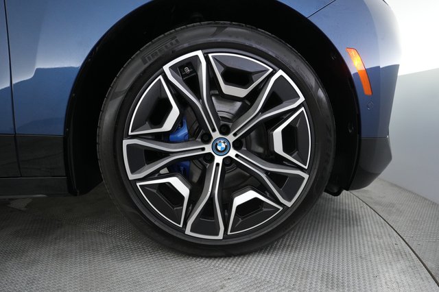 2024 BMW iX — photo 16 of 21