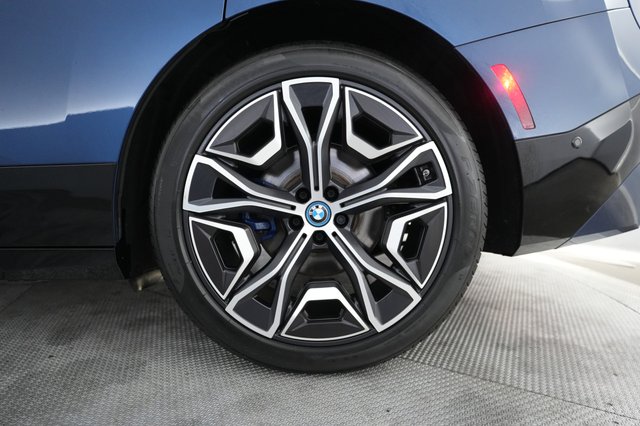 2024 BMW iX — photo 7 of 21
