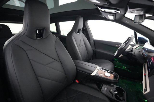 2024 BMW iX — photo 18 of 21