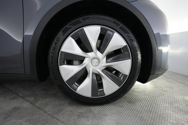 2023 Tesla Model Y — photo 16 of 24