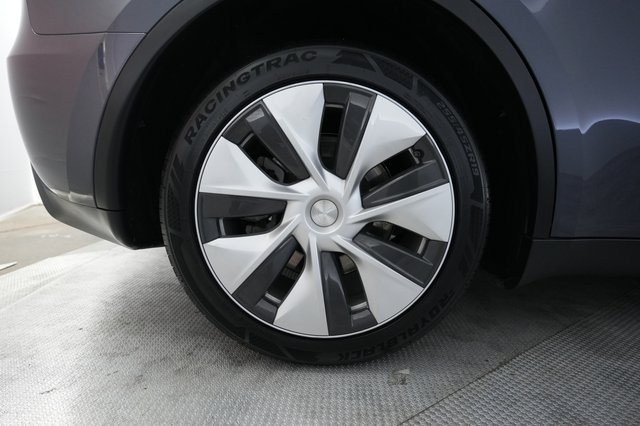 2023 Tesla Model Y — photo 17 of 24