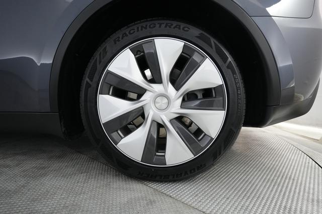 2023 Tesla Model Y — photo 7 of 24