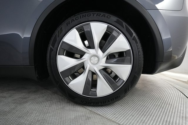 2023 Tesla Model Y — photo 7 of 24