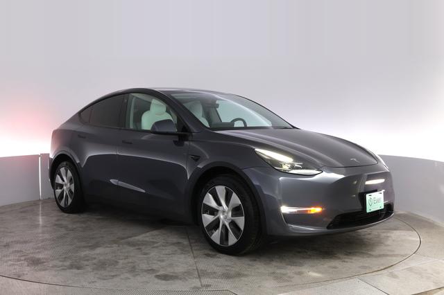 2023 Tesla Model Y — photo 10 of 24