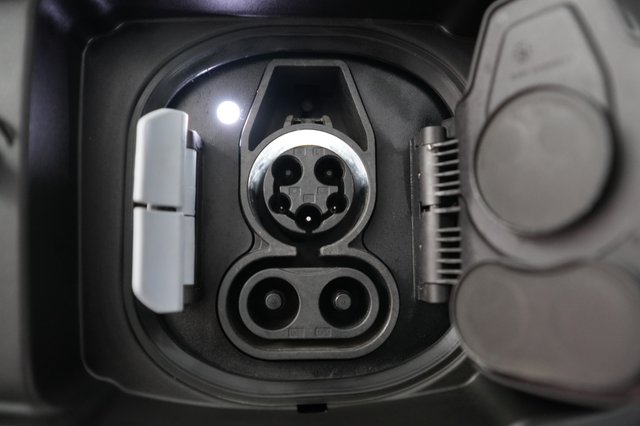 2024 BMW i4 — photo 8 of 20
