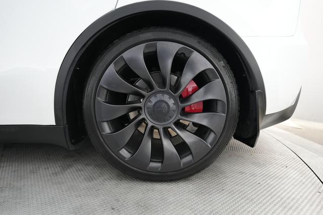2023 Tesla Model Y — photo 7 of 21