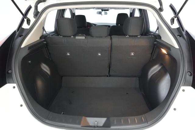 2025 Nissan LEAF — photo 6 of 19