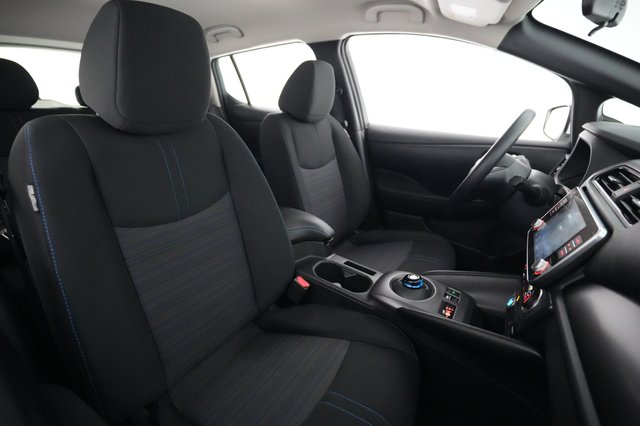 2025 Nissan LEAF — photo 17 of 19