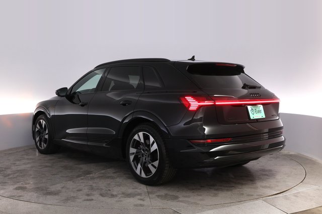 2023 Audi e-tron — photo 13 of 21