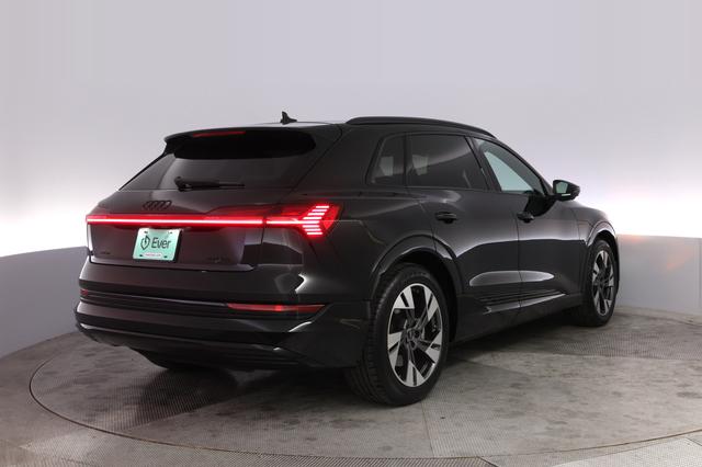 2023 Audi e-tron — photo 2 of 21