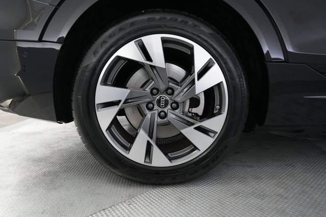 2023 Audi e-tron — photo 17 of 21