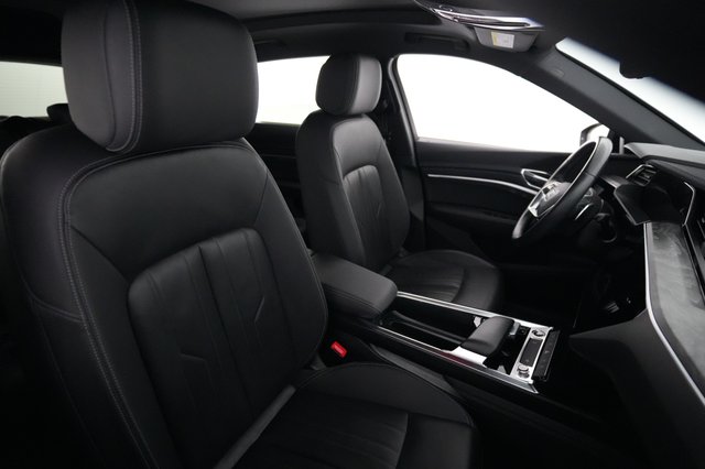 2023 Audi e-tron — photo 18 of 21