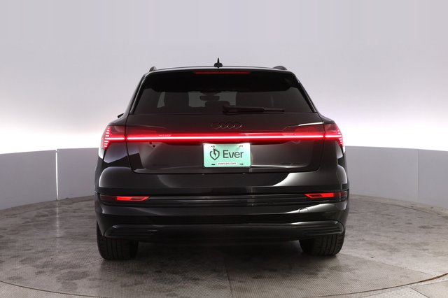 2023 Audi e-tron — photo 12 of 21