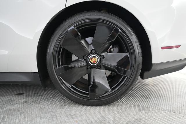 2023 Porsche Taycan — photo 7 of 21