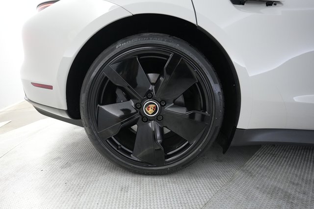 2023 Porsche Taycan — photo 17 of 21