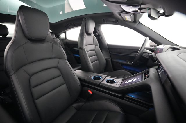 2023 Porsche Taycan — photo 18 of 21