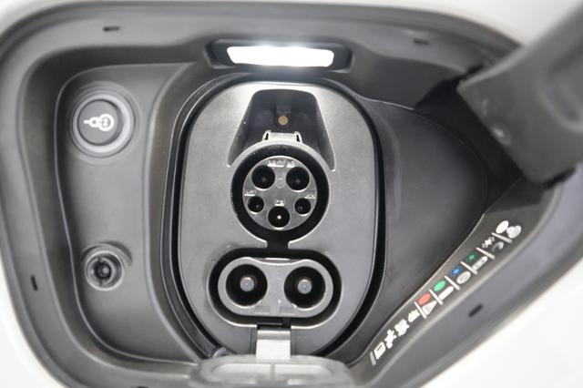 2023 Porsche Taycan — photo 8 of 21