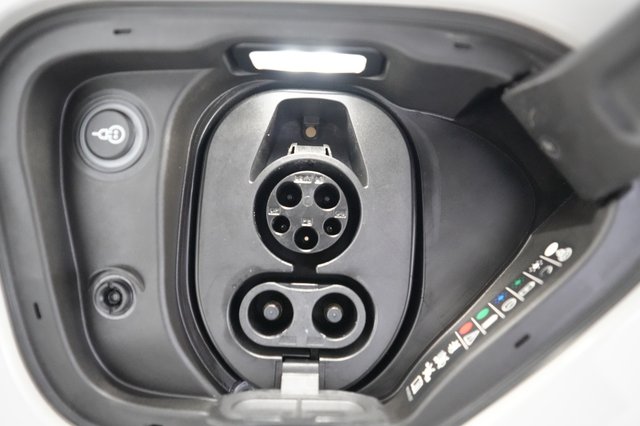 2023 Porsche Taycan — photo 8 of 21
