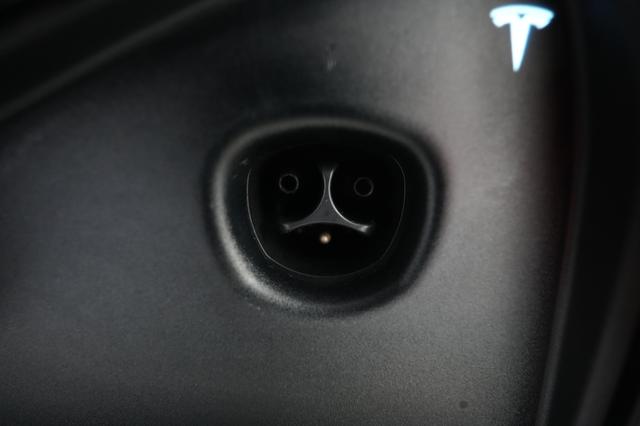 2023 Tesla Model S — photo 8 of 21