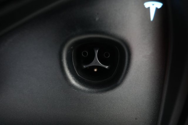 2023 Tesla Model S — photo 8 of 21