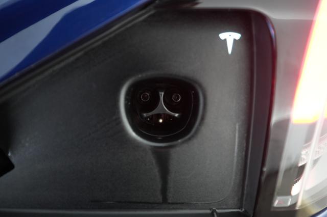 2023 Tesla Model X — photo 8 of 23