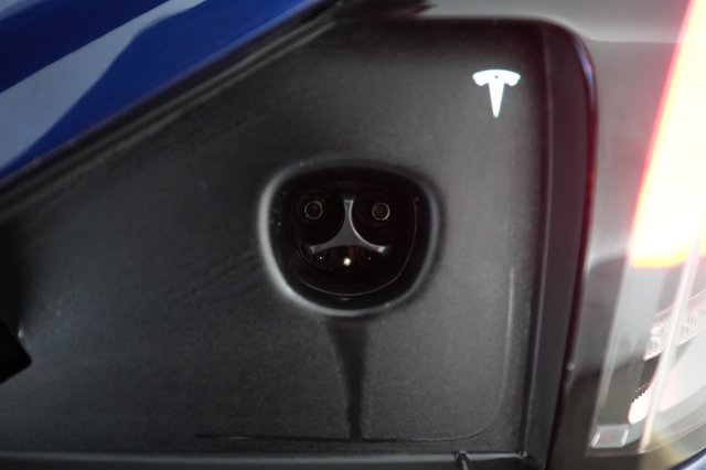 2023 Tesla Model X — photo 8 of 23