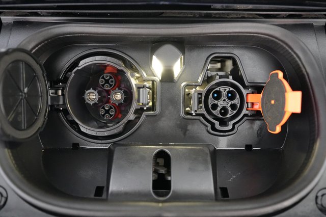 2025 Nissan LEAF — photo 8 of 22