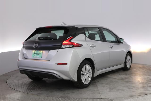 2025 Nissan LEAF — photo 2 of 22