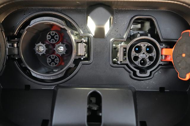 2025 Nissan LEAF — photo 8 of 22