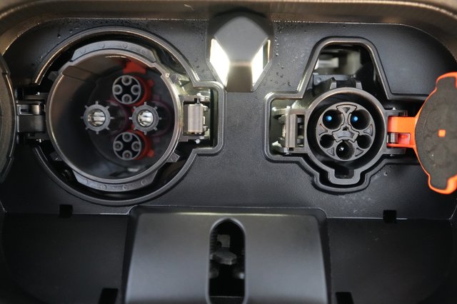 2025 Nissan LEAF — photo 8 of 22