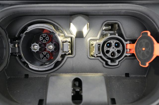 2025 Nissan LEAF — photo 8 of 20