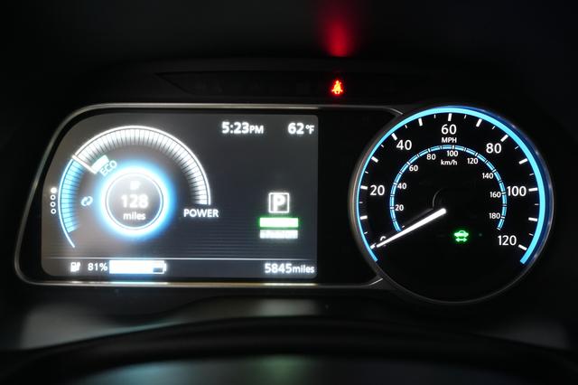 2025 Nissan LEAF — photo 5 of 20